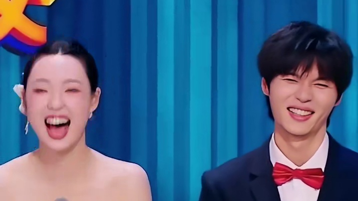 左凌峰在旁边瑟瑟发抖真的太好笑了