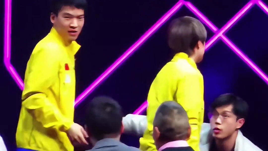 当憨厚老实的向鹏第一次站上领奖台，真的太搞笑了，还好大迪熟练