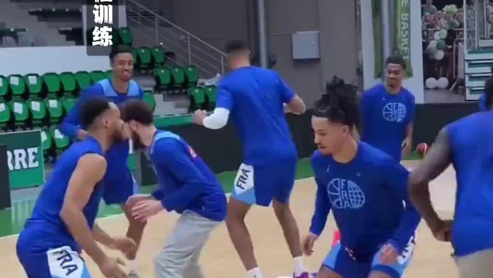 旋转+横移+夺色！球场反应速成秘籍 两球员对位三色盘，听队友指令横移/旋转，最后抢盘喊颜色！防守预判