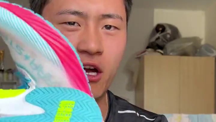 劳拉之星跑跳鞋“开挂1.0”不慌长得帅、包裹性摩擦力嘎嘎滴！#劳拉之星肌能包#劳拉之星开挂跑鞋#劳拉