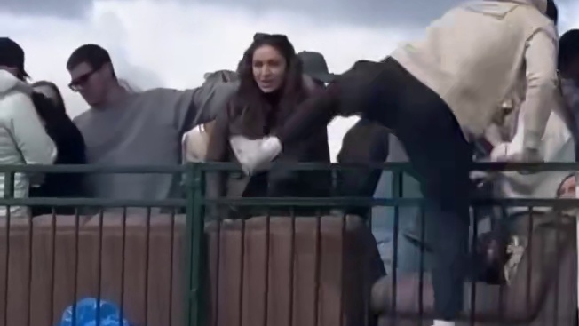 球迷徒手攀爬围墙进入球场，依靠臂力强行引体向上#足球 