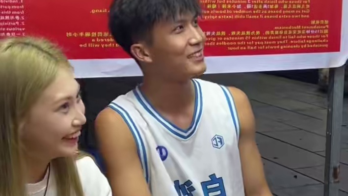 帅哥读着大学来挑战5两螺蛳粉，又能吃饱又赚5箱螺蛳粉~#螺蛳粉