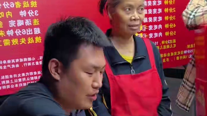 ”辣王“刘泳杰直接刷新阿姨的记录~狂赚阿姨45箱螺蛳粉~#螺蛳粉 #哎呀妈呀太香了