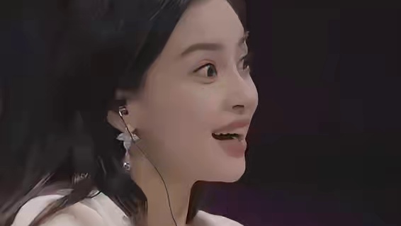 秀恩爱还是张根源会啊 都把贝儿的专属玩偶放床头了