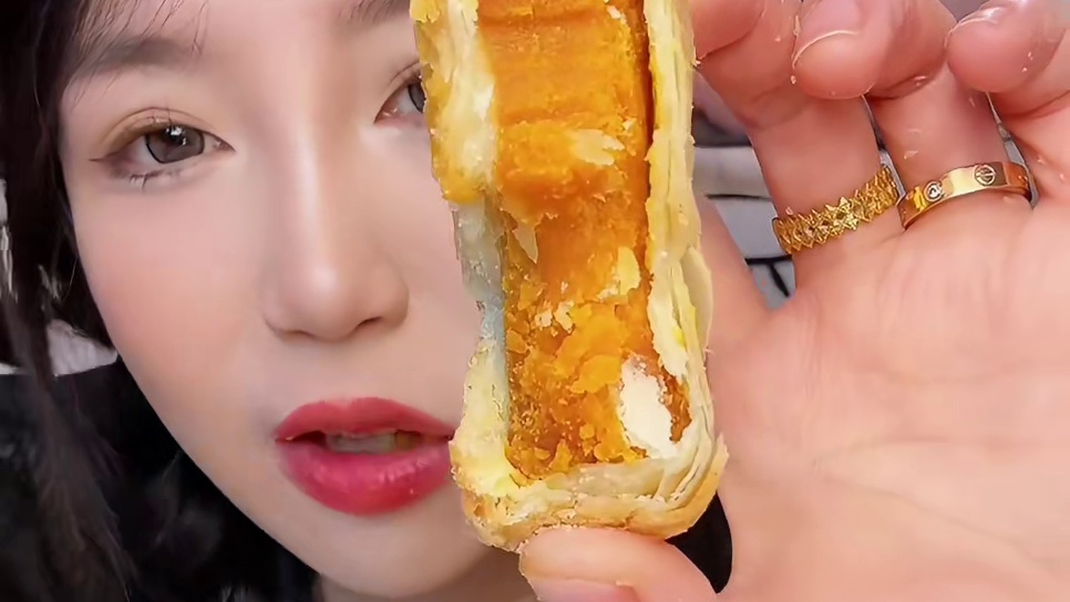 就选咸蛋黄的！咸蛋黄的嘎嘎好吃！不会很甜！咸香的 很浓郁的咸蛋黄味儿 皮薄馅大 可酥了！！巨巨巨好吃