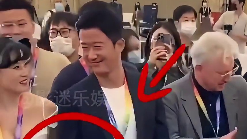 为何吴京不敢看卢靖姗？看到张若昀刻意和辛芷蕾拉开距离，才知已婚男星的自律#张若昀 #辛芷蕾 #吴京 