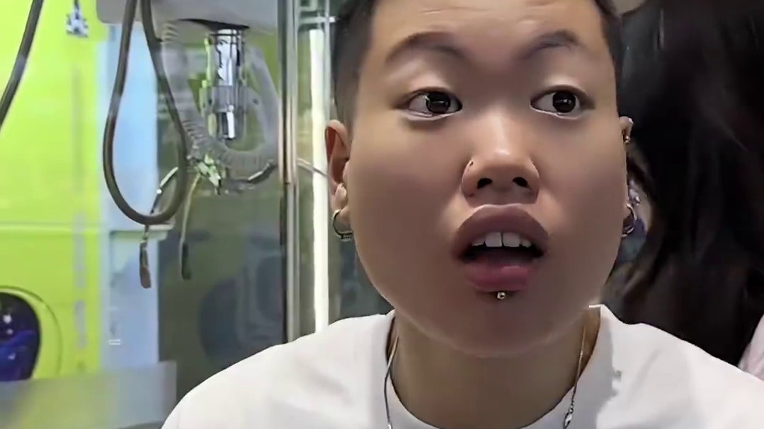 我们就这一个甲亢哥，别真给辣坏了！#甲亢哥被长沙市民投喂辣条  #甲亢哥  #甲亢哥现身长沙  #长