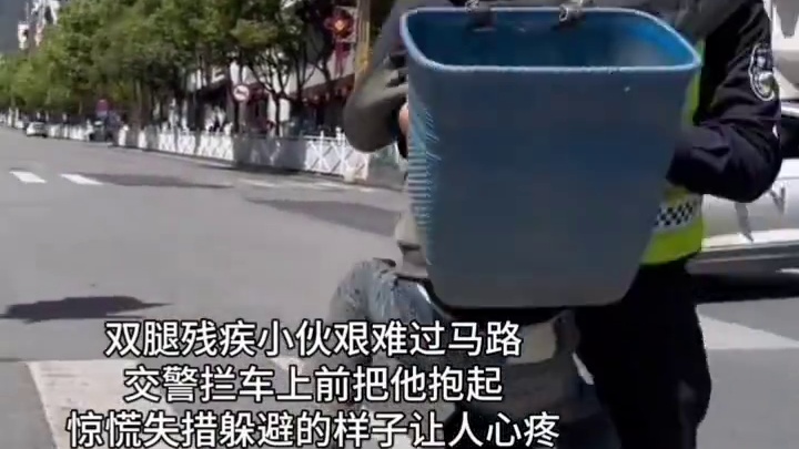 弯腰时警徽的光，刚好照亮脚印踱过的斑马线。原来最暖的红绿灯，是有人为你站成安全岛......