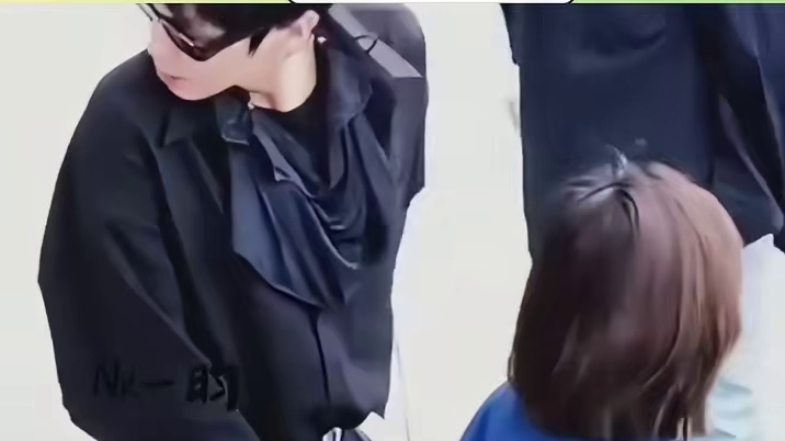 张若昀开着法拉利却被拍到随地乱扔烟头