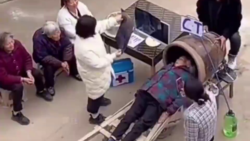 把大娘当日本人整#搞笑 #看一遍笑一遍 #万万想不到