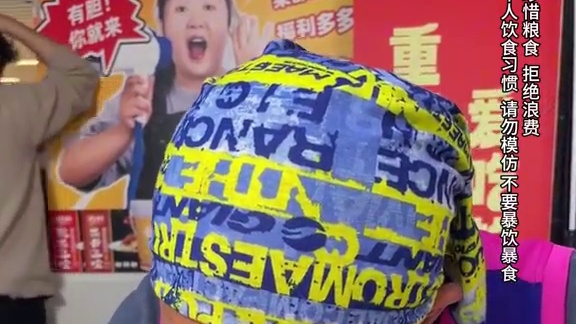 发型个性围着头巾的大哥挑战8两面，不管怎么吃都不吃饱！#美食 #挑战 #吃面 #小面调料