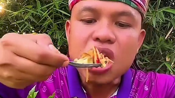 烤鱼配上酸辣️木瓜丝 #美食 #户外美食 #泰国美食 #内容启发搜索