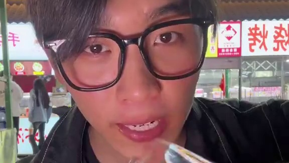 深夜一个人逛吃小吃街吃到爽要花多少钱！各种夹馍卷粉还发现了爆辣牛肉丸挑战！#美食volg #吃货日常