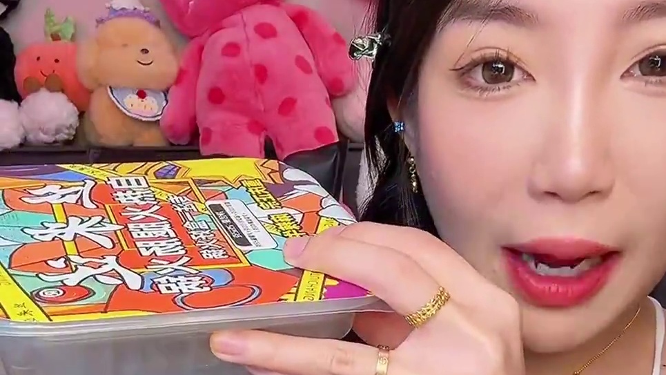 29.9/7盒 6荤一素！中辣的辣度 不会特别辣 大家都能接受的那种 正儿八经牛油底料很合适哈 快放