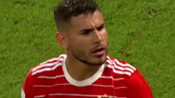 球员故意给对方送上“贴线球”陷阱，对手手球时还没意识到中计！ #足球