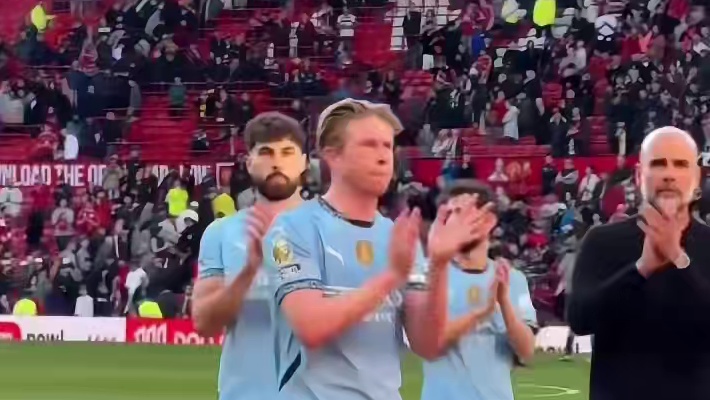 最后一场曼市德比，请尽情接受球迷的致敬