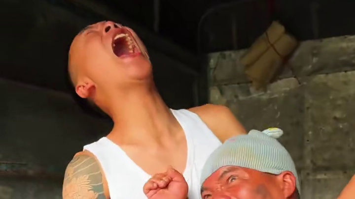 ToRung搞笑 小哥的礼物真特别
#看一遍笑一遍 #搞笑#解压