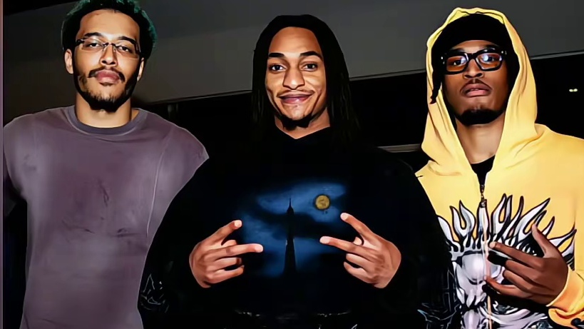 “库里和追梦关键失误造就神剧情，巴恩斯超远三分绝杀勇士！仅剩两场比赛的勇士，还有机会进入季后赛吗？”