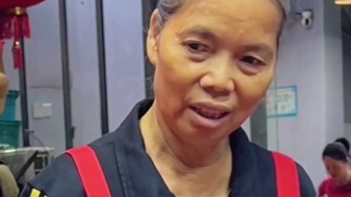 浙江帅哥复仇之战，挑战6两螺蛳粉，狂赚阿姨500快现金~#螺蛳粉