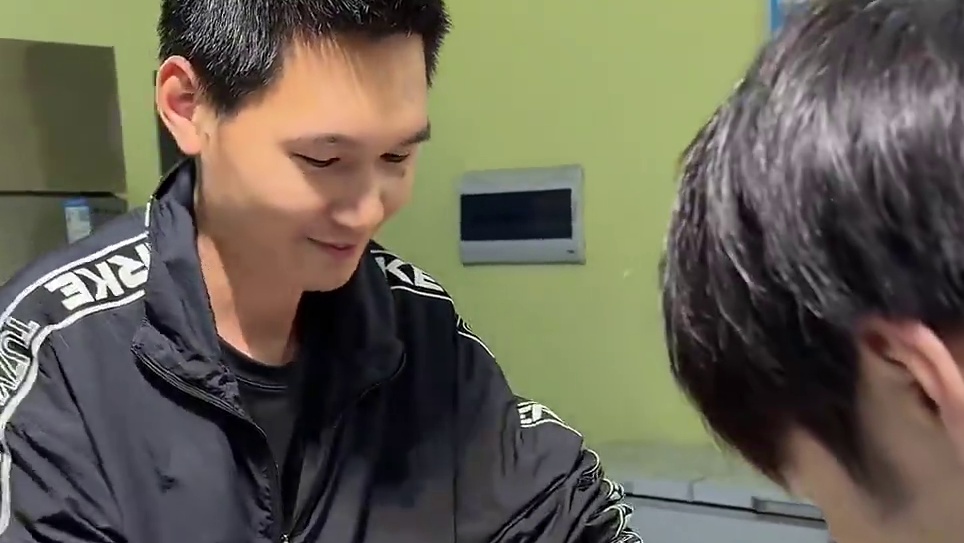 挑战两条20斤三文鱼吃完奖励2万！！？与黑子老板对抗对抗到底#挑战 #三文鱼 #万万没想到#妈呀太香