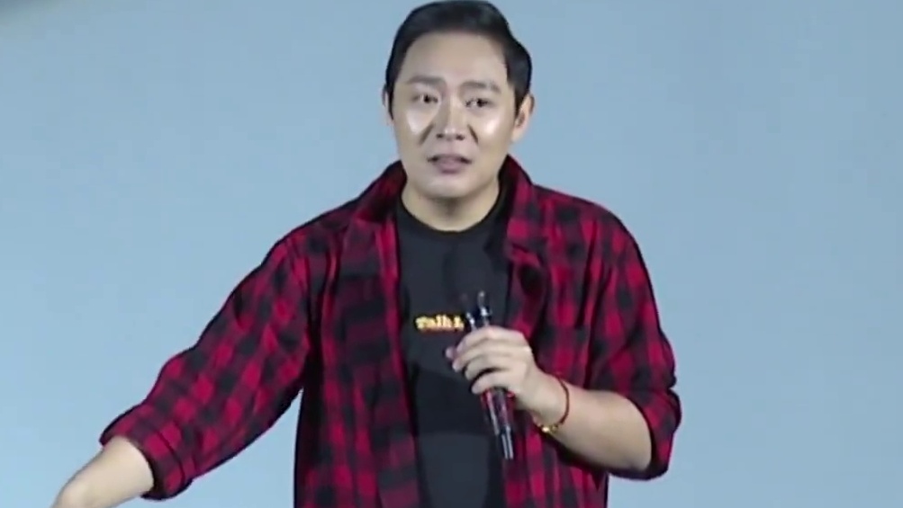 本轮巡演这月就要接近尾声了！明晚乌鲁木齐的朋友们不见不散！ #严值高 #严值高《红格子》全国巡演