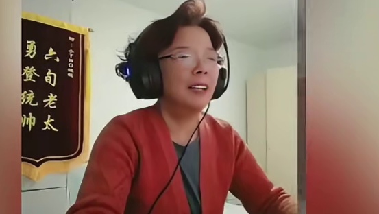 谁说老人不会玩游戏_这操作我奶都比你强。