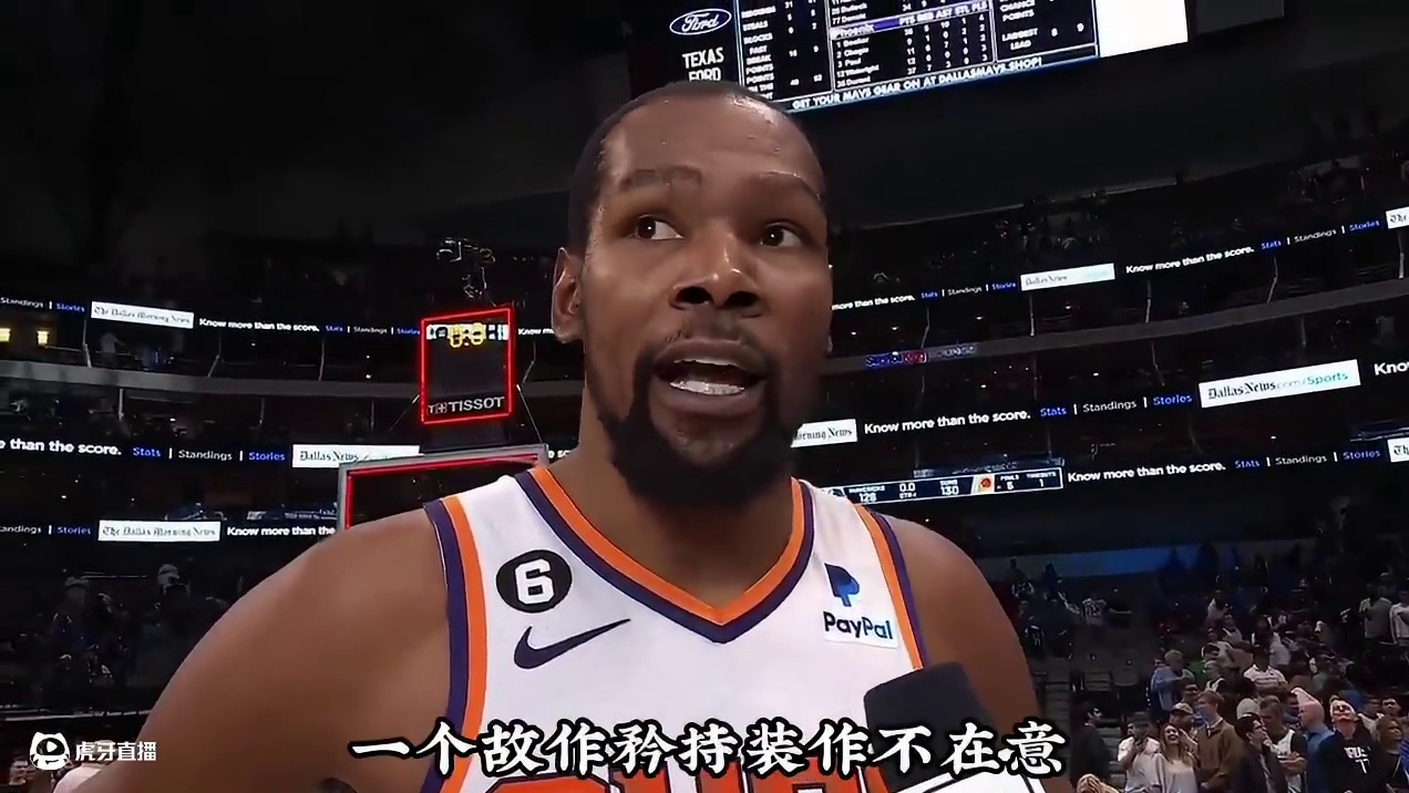 欧文下意识为杜兰特庆祝，KD偷偷望着欧文，他们心中都还有彼此