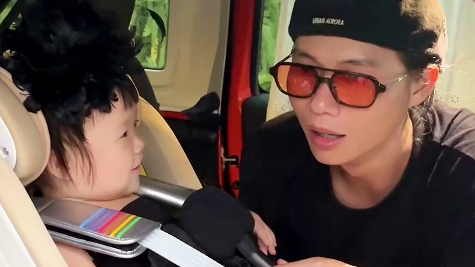 很厉害的采访，人类幼崽反应相当炸裂~