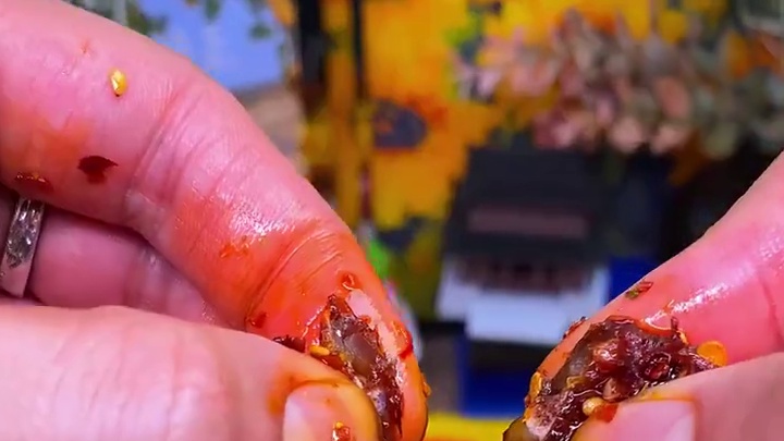 一口下去爆辣过瘾的鸭翅中你吃过吗，里面加了印度魔鬼椒，是真的辣呀 #鸭翅中 #零食推荐 #追剧小零食