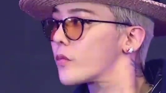 权志龙穿搭皮鞋大黄袜 #GD #权志龙 #穿搭 #7080后的回忆