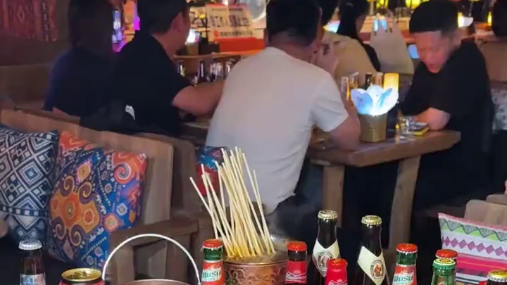 没有低消！一瓶酒就能在这嗨一晚上！现在还有超划算的套餐！新天地附近晚上想小酌的直接安排#网红酒吧打卡