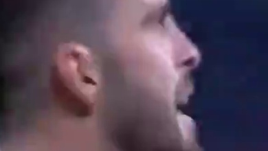 人在尴尬的时候都会装作很忙