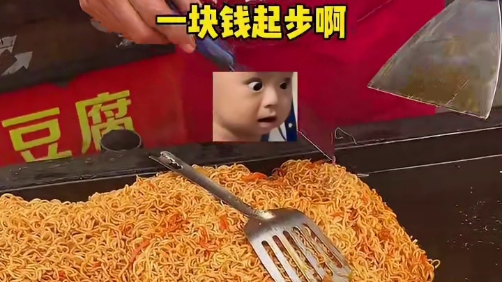 柳州校门口炒面摊，1块一份来跟小学生抢吃的啦！