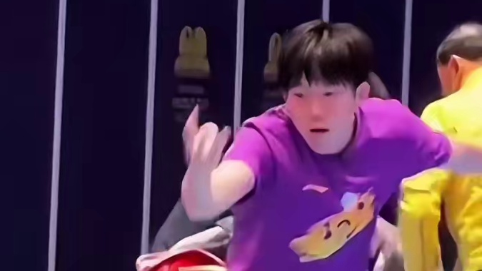 王楚钦适应场地训练，满头大汗的他，下训后给自己梳了个帅头