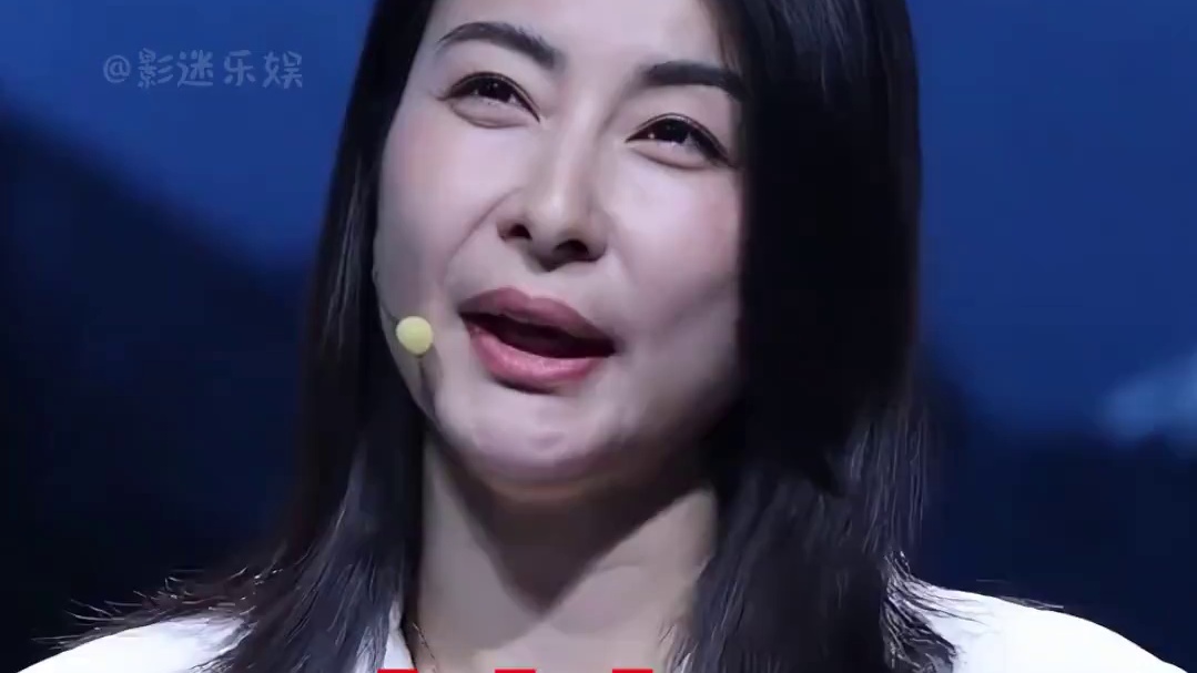 为何郭晶晶穿西装全裹出镜？代入霍家父子，才知啥叫家风代代相传#郭晶晶 #霍震霆 #霍启刚  #娱乐评