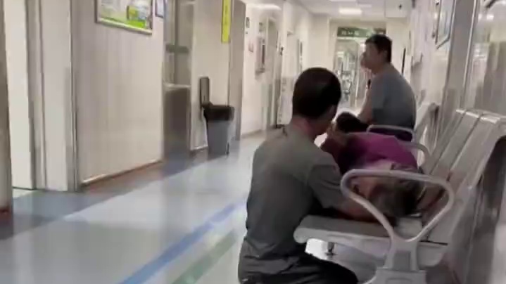 候诊室里，他默默跪下的那一刻，胜过千言万语…… #正能量 #暖心瞬间 #孝顺