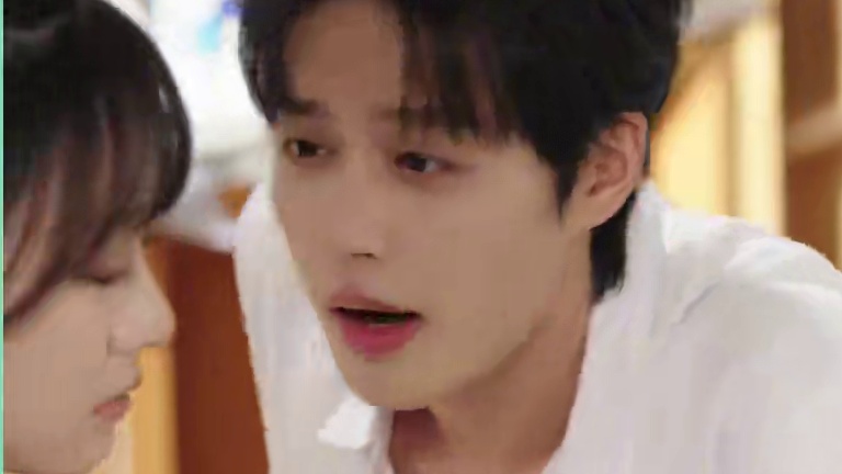 纯爱战士全体起立！最爱的校园时期暧昧和拉扯来啦！ #玫瑰藏于盛夏 #柯淳又演哭戏了 #侯呈玥 #红果