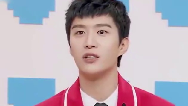 三个少年：范丞丞在街上遇到星探，这小表情是被夸爽了吧！ #三个少年 #范丞丞 #宋亚轩 #新春看好戏