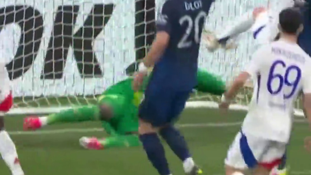 赛前放狠话惨遭打脸！# 奥纳纳 判断失误龟速下地