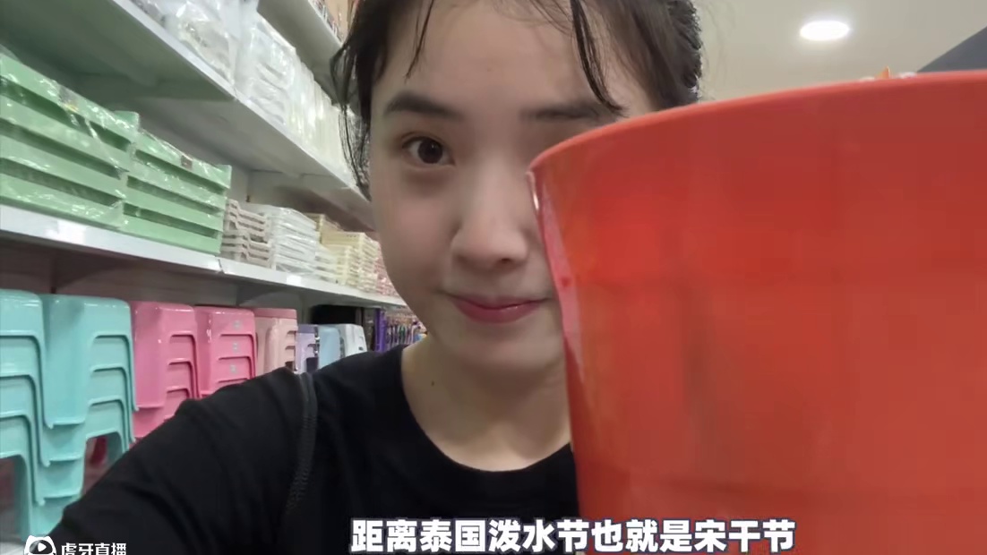 泼水节狂欢在倒计中提前上演：我意想不到的加入了“街头水战”！ #内容过于真实 #清迈泼水节 #泰国泼