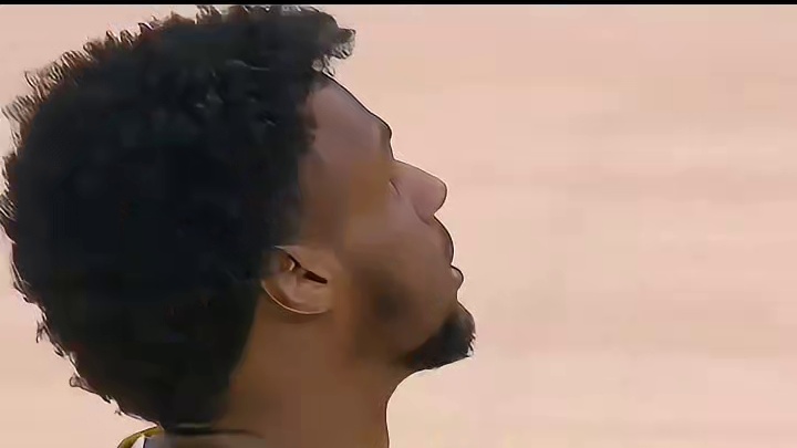 布朗尼迎着三人防守高打板得分