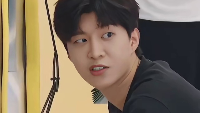 两个显眼包好像在玩一种很新的游戏