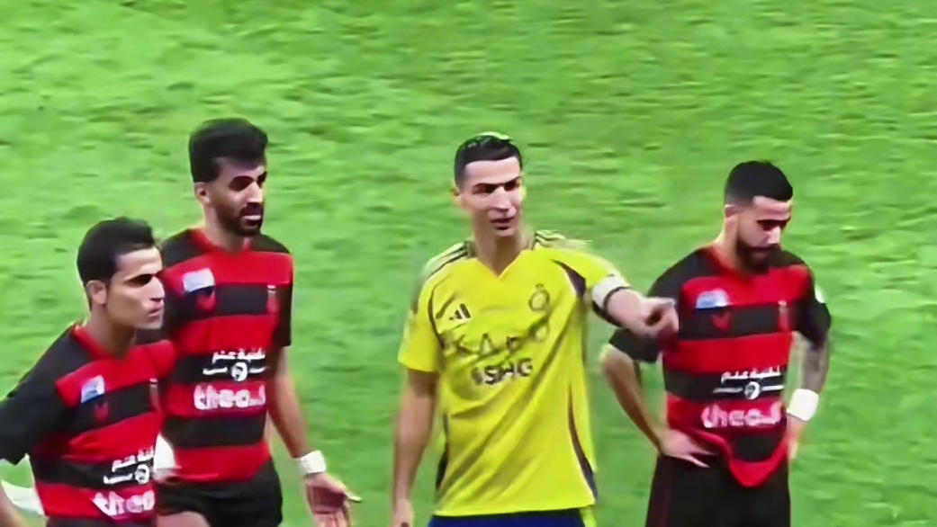 C罗场上拍了拍对手脑袋，要是别人早急眼了