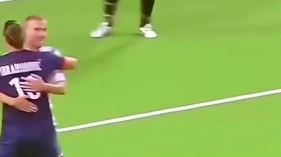 来看看足球赛场上的这些个名场面来吧