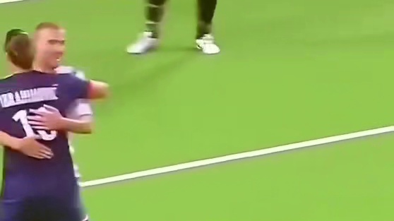 来看看足球赛场上的这些个名场面来吧