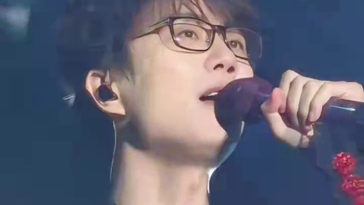 “时隔多年再听《幻听》才懂许嵩唱的不是歌，是青春的遗憾” #许嵩#幻听#现场版live#许嵩长沙演唱