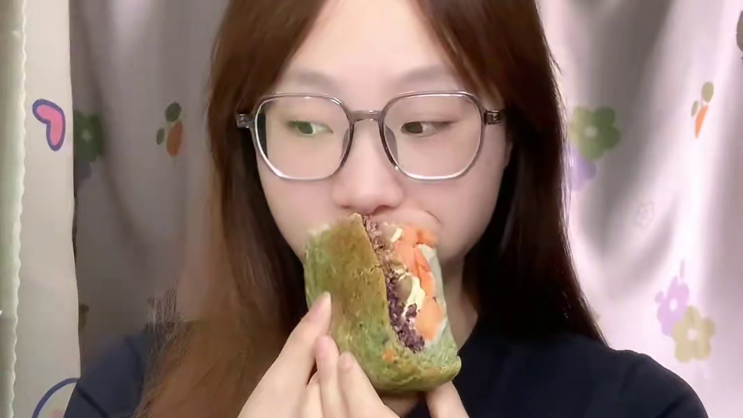 减脂vlog（一）｜不太自律的2天日常 最近有点小忙，来不及拍视频，饮食也乱乱的
恰巴塔+酸奶碗+青