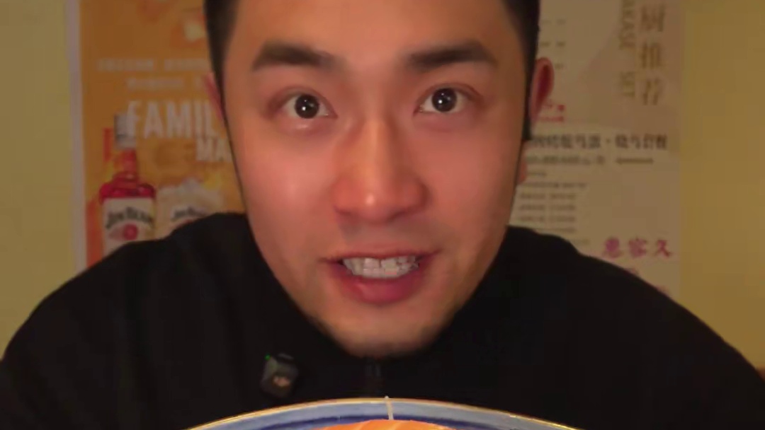 大馋小猪大战超长蛇形三文鱼❗️还得是上海 前几天粉丝艾特我看一个博主的视频，吃98半斤的超长蛇形三文