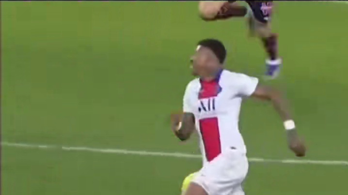 足球赛场后卫防守中那些不可思议的铲球！真的简直太拼命了