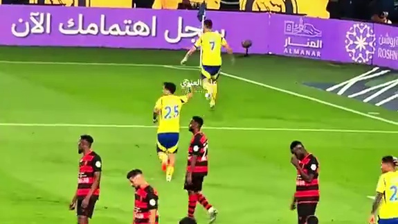 40岁依旧那么出色！#C罗 霸气世界波破门 连场梅开二度 收获生涯第933球#足球的魅力 #利雅得胜